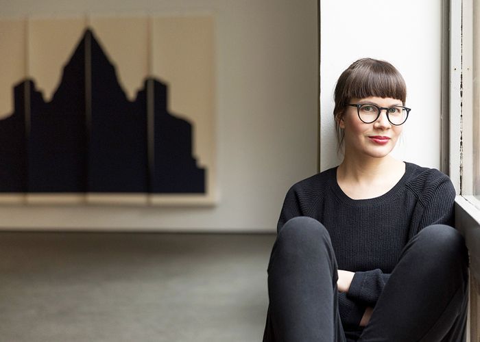 Inka的贝尔在她的艺术家工作室