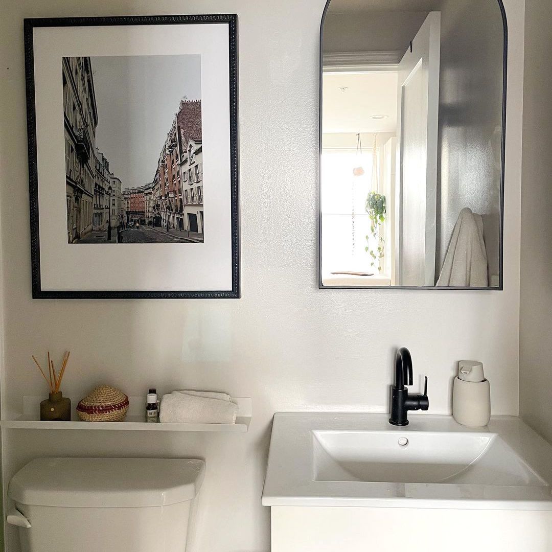 白色，黑色和木浴室