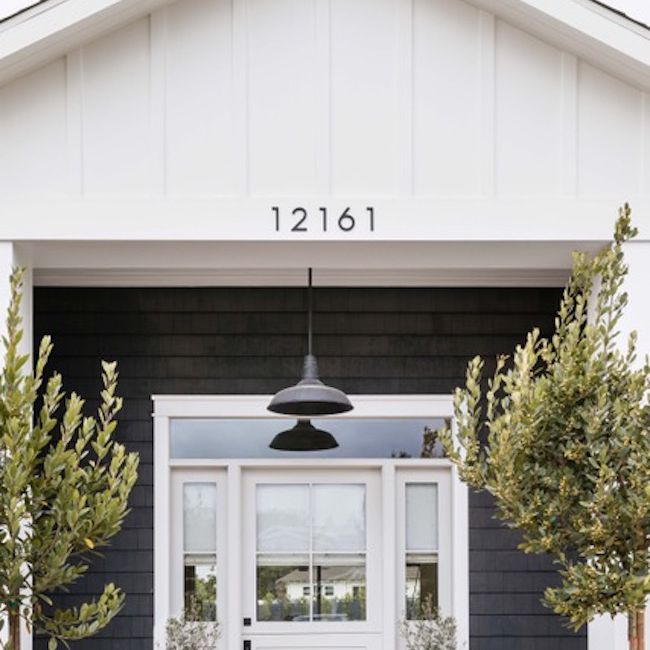 有深灰色的入口的房子