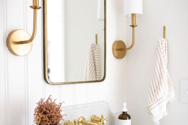 白色床板浴室与金色的口音。