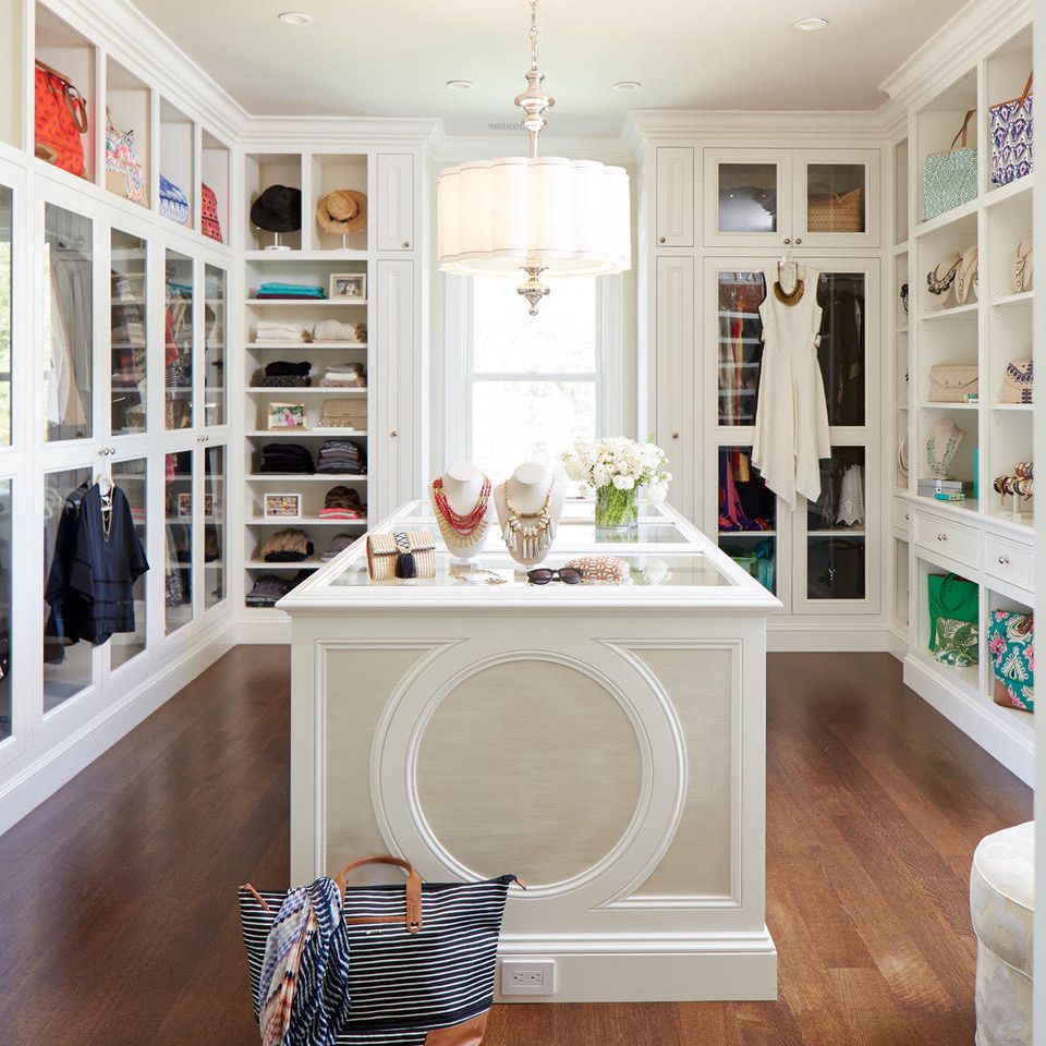 大壁橱与珠宝上显示。