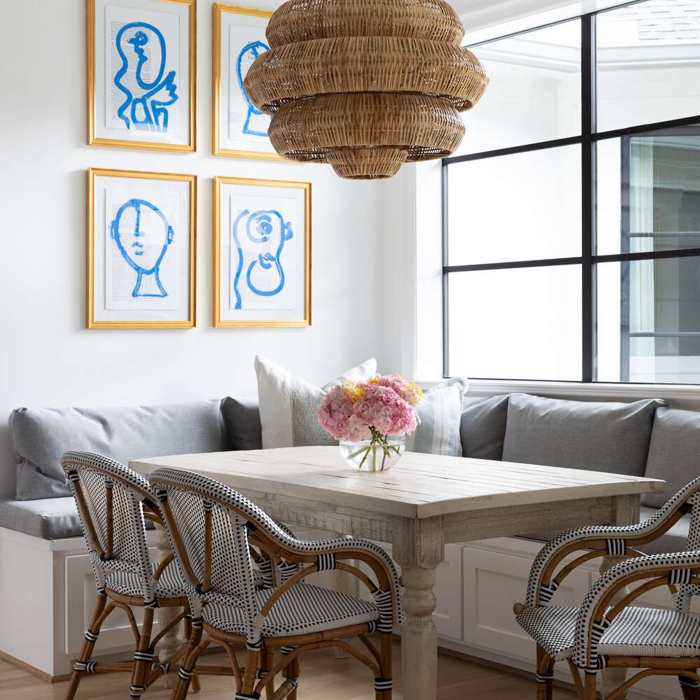 餐厅角落装饰着四件与之相匹配的金色框架的抽象艺术作品