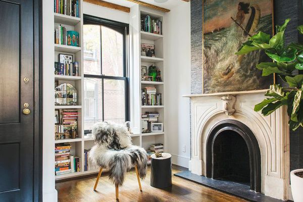 一个带壁炉的图书馆