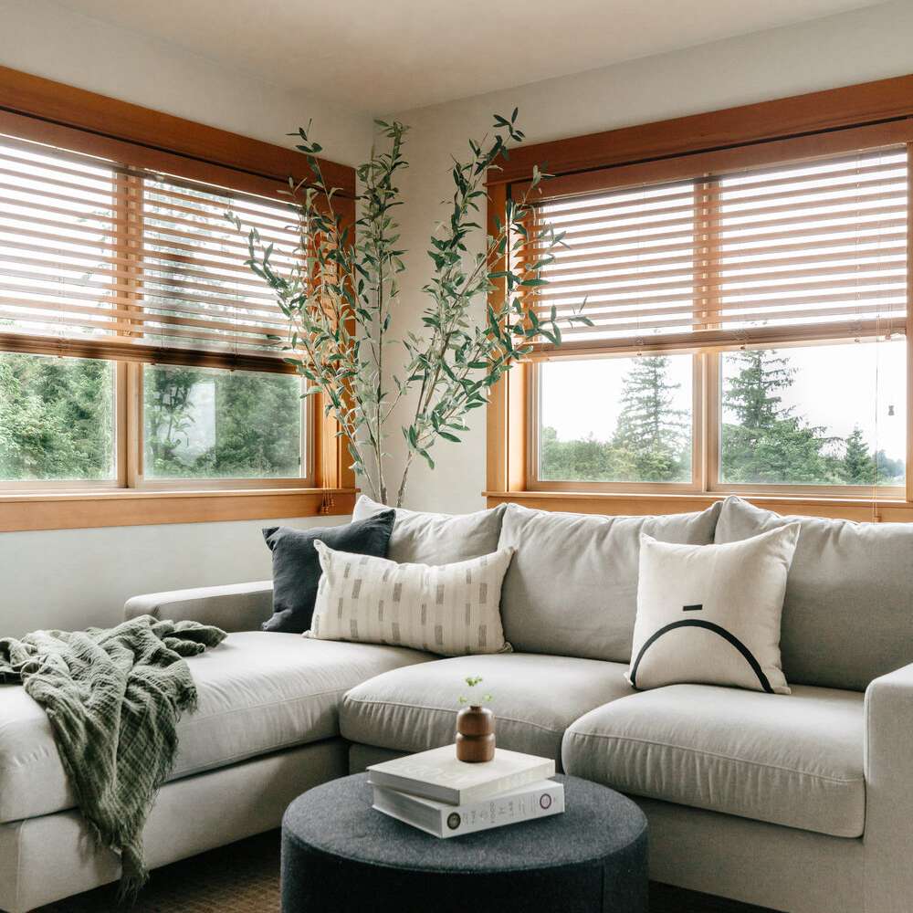 客厅的木制百叶窗