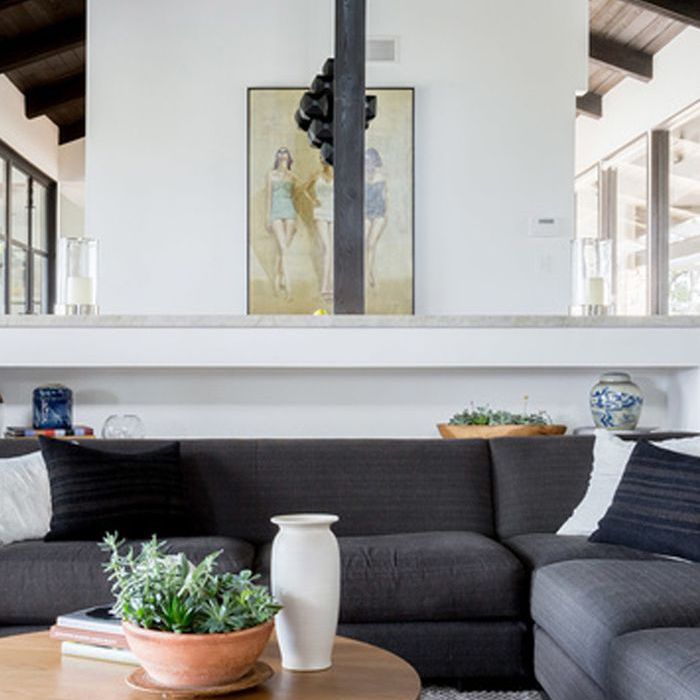 声明天花板 - 拱形黑色的木制天花板