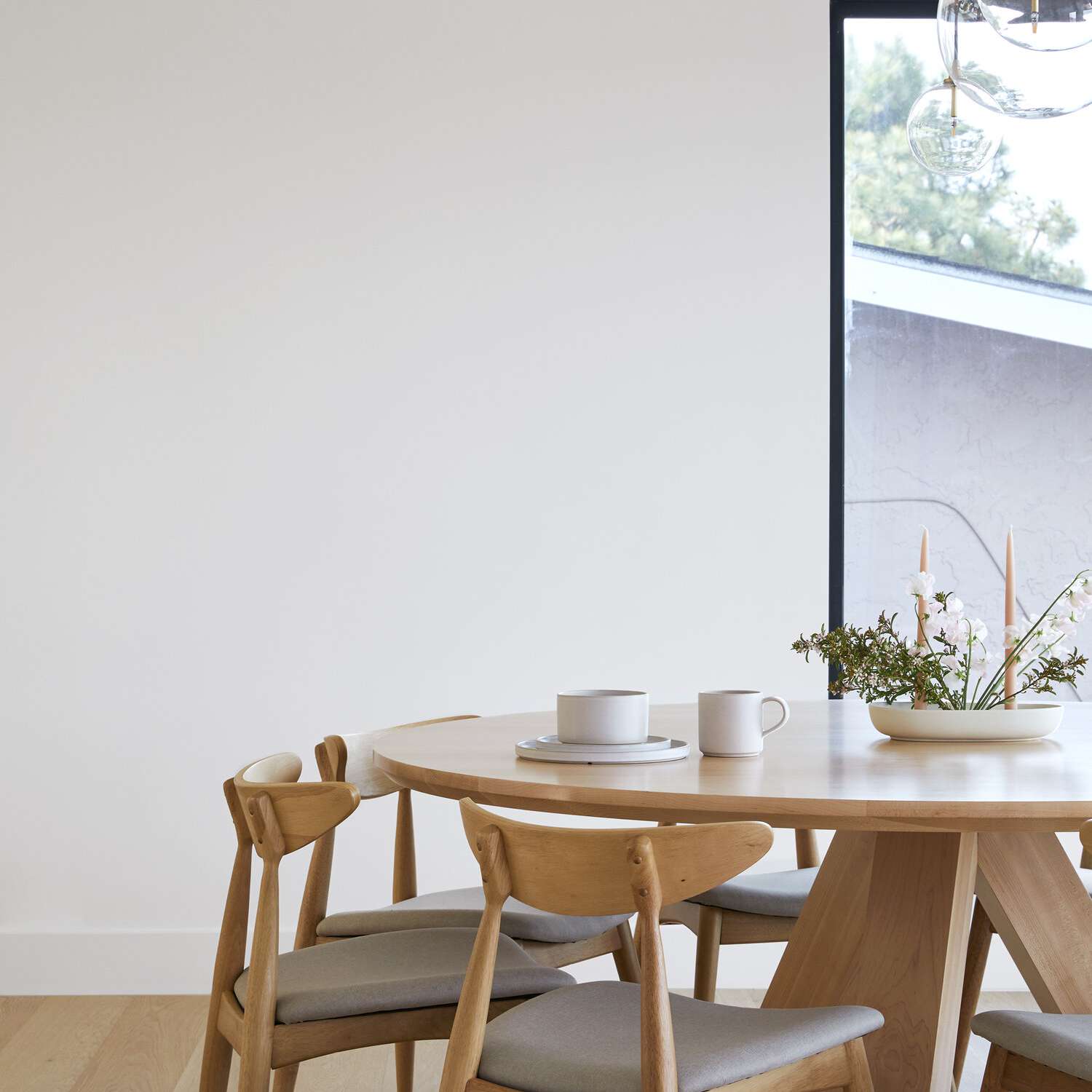 一张圆形的餐桌，装饰着一个烛台，上面放满了蜡烛和鲜花