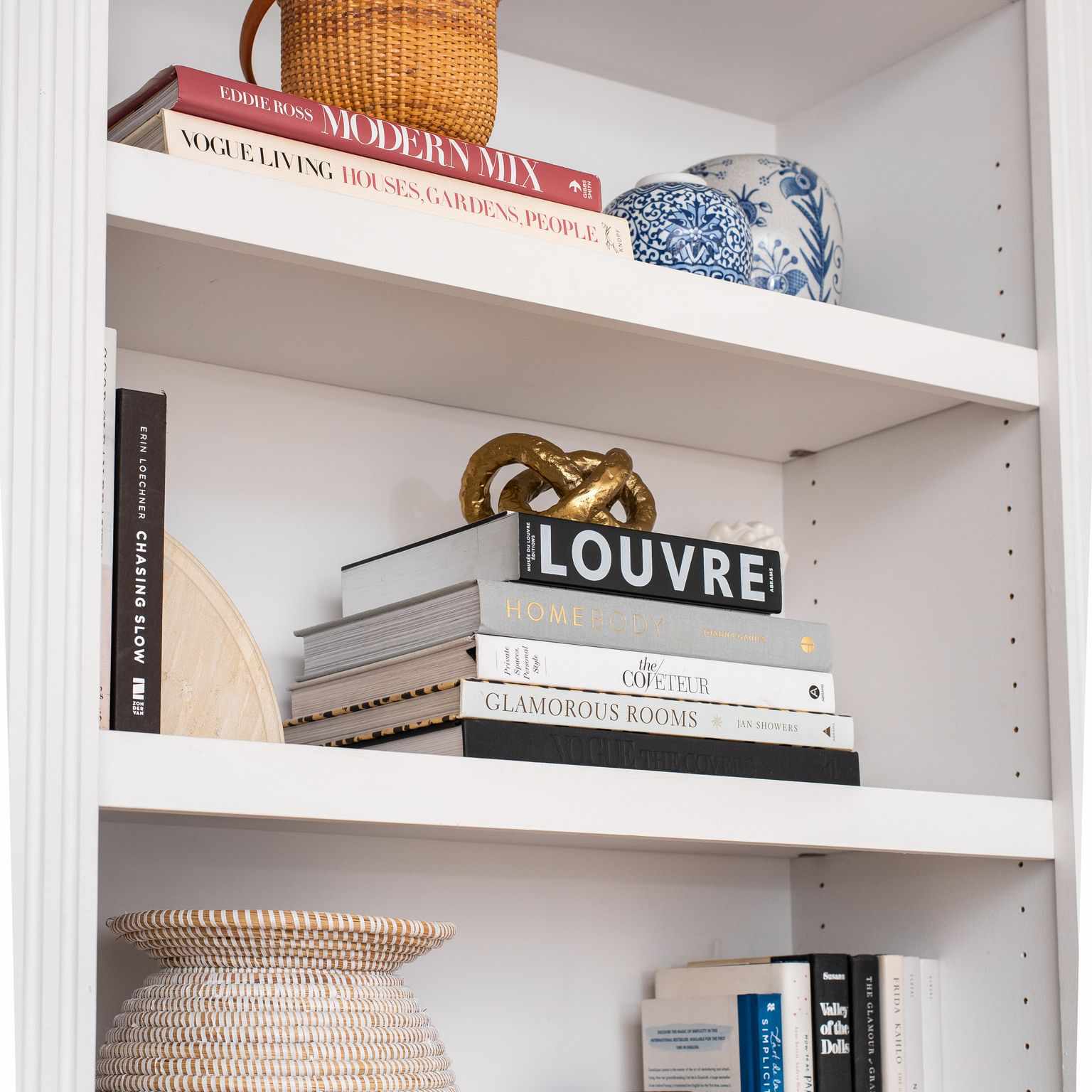 书架与柳条篮子。