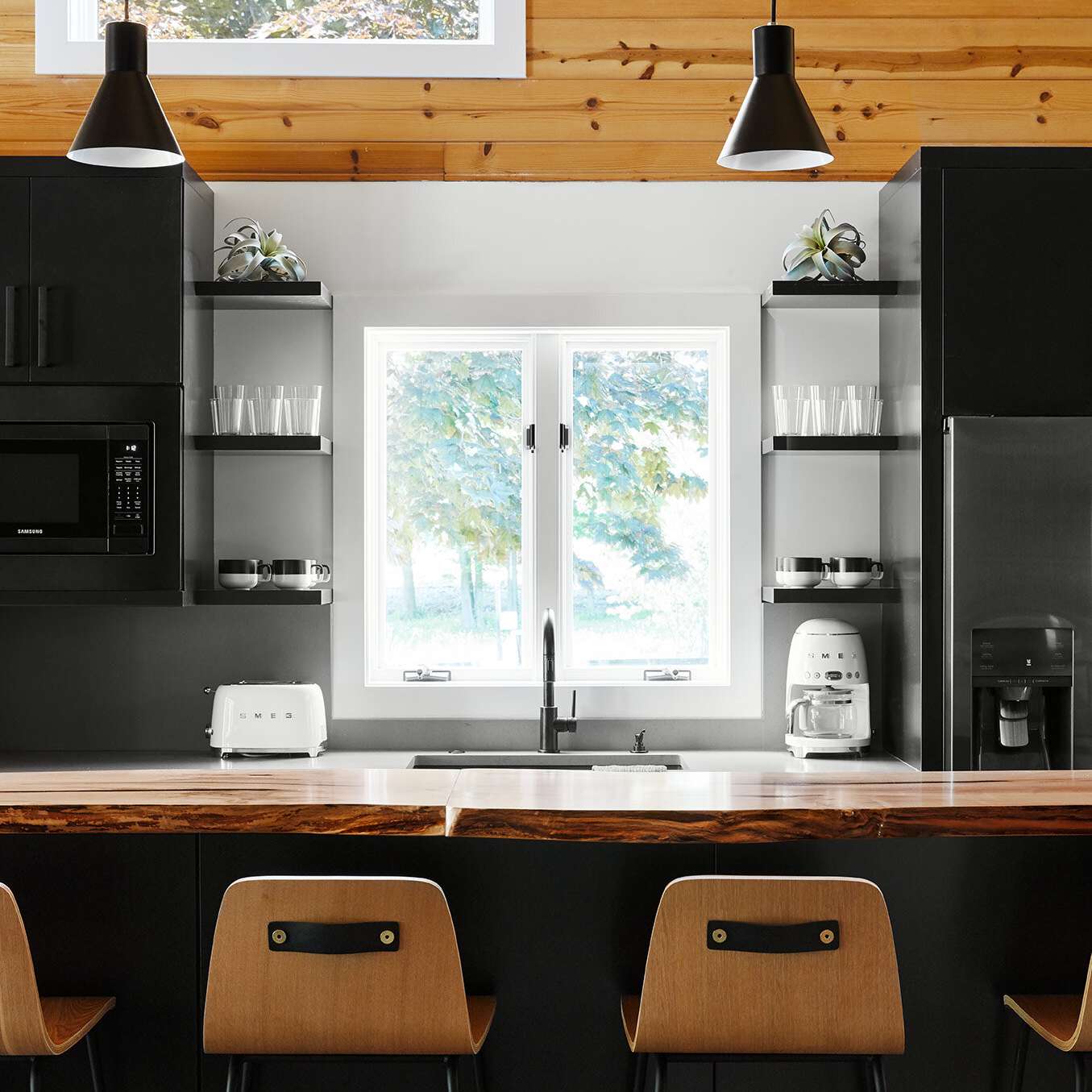 现代乡村厨房充满木材和黑色金属口音