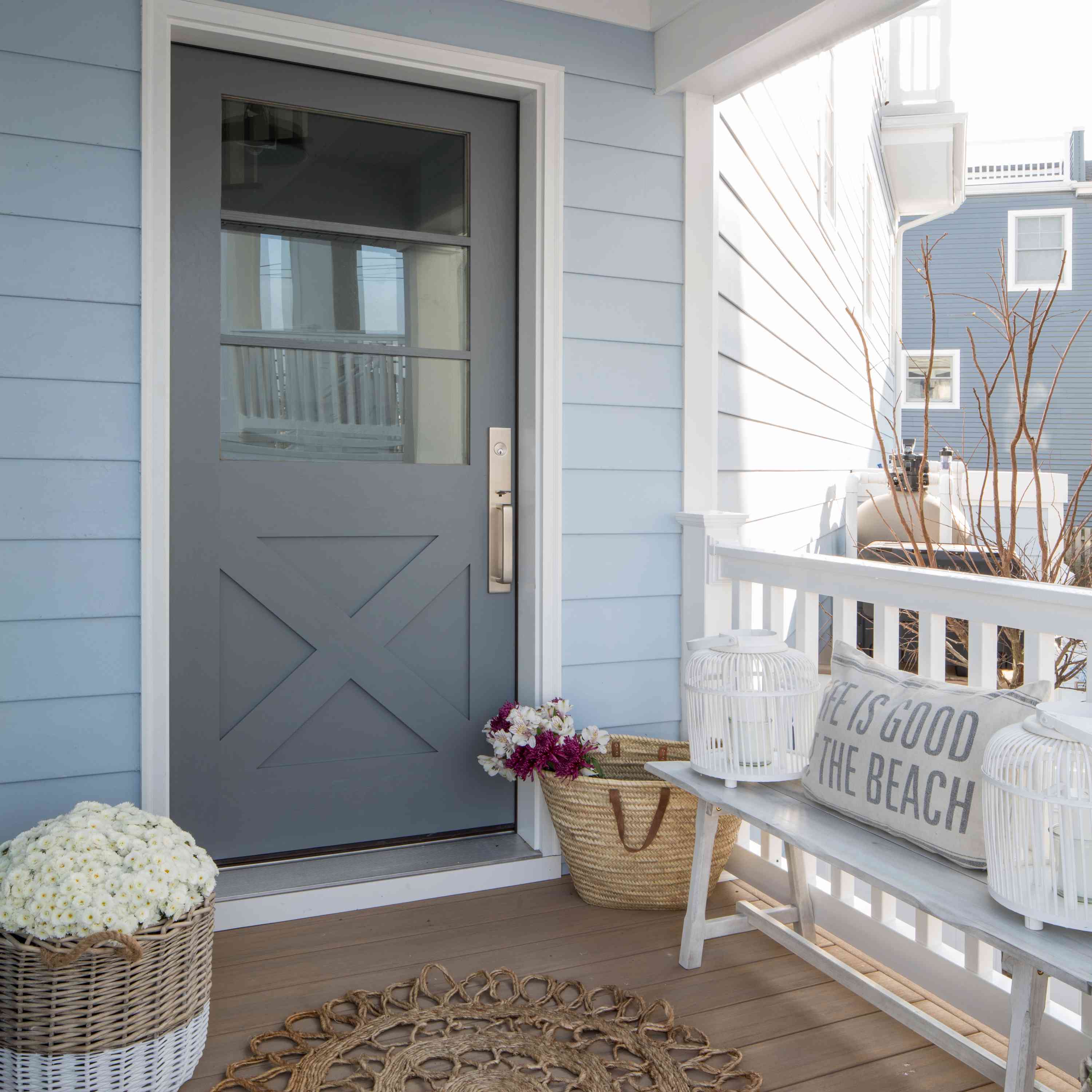 蓝色多沙砾的门廊