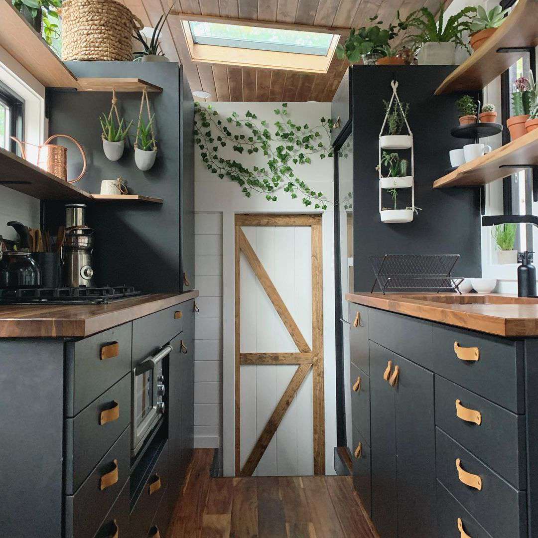 有黑暗的橱柜的小厨房。