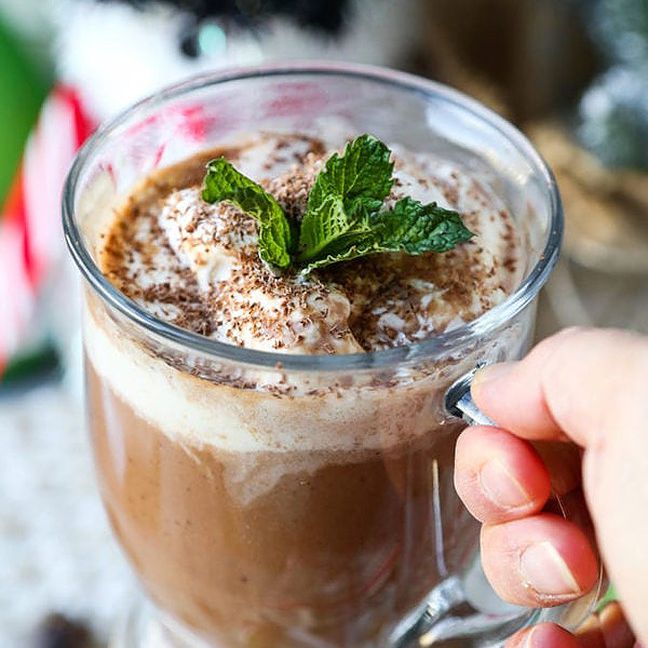 用玻璃杯盛热巧克力。