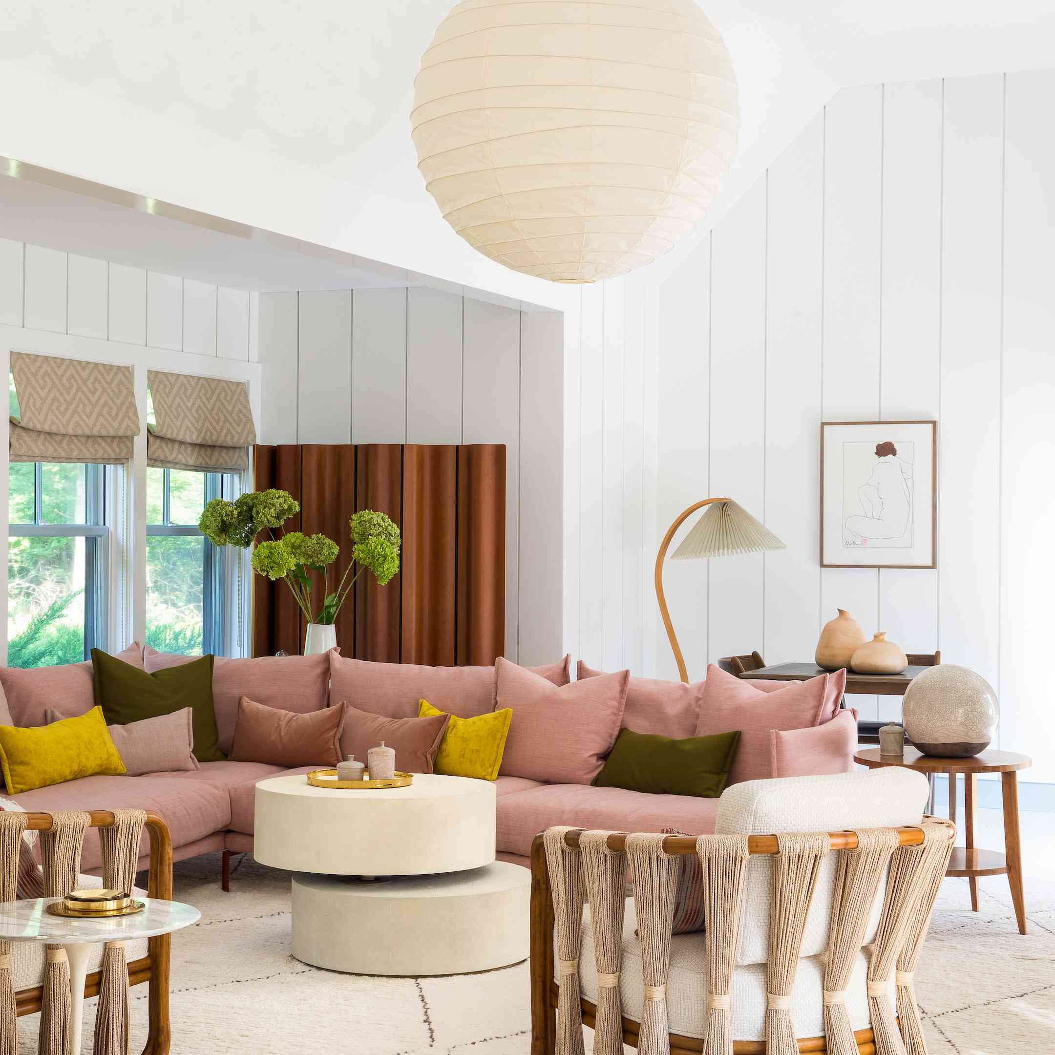 客厅里有大吊灯和粉色沙发。