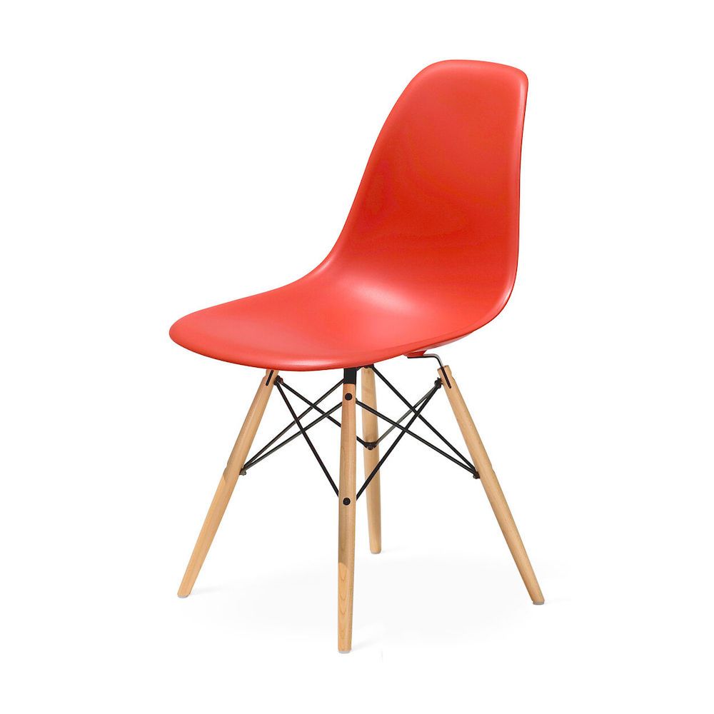 这是一把红色的塑料椅子，目前在现代艺术博物馆设计商店出售