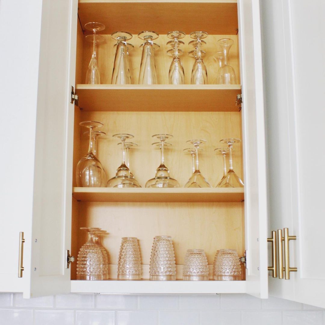 橱柜有玻璃器皿