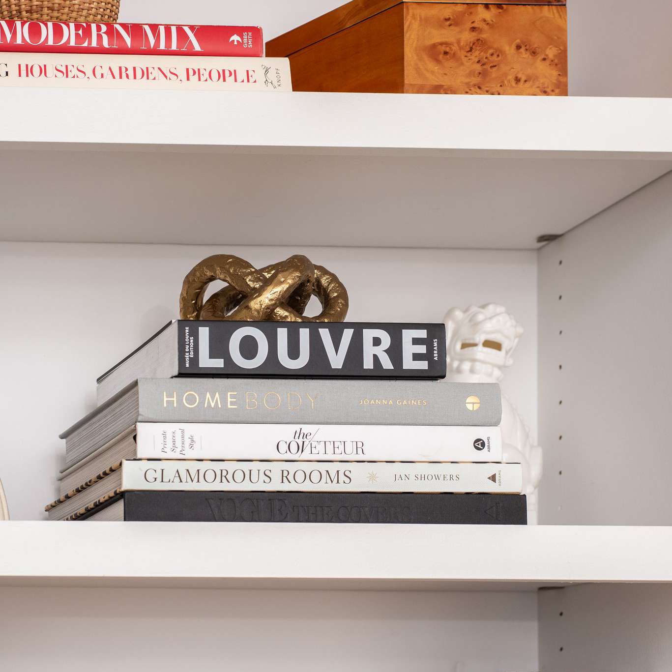 另一个伯尔尔木箱顶上。