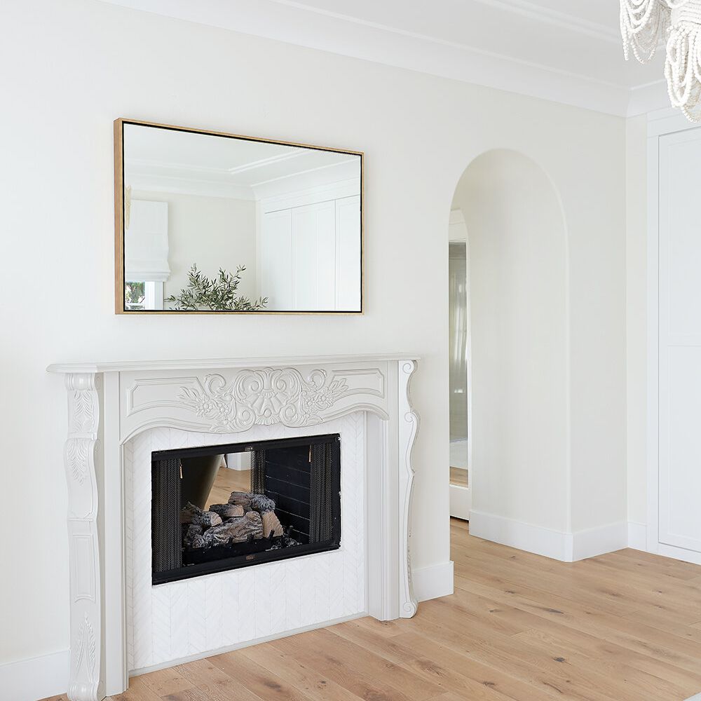 一个包含华丽的白色壁炉的全白色房间