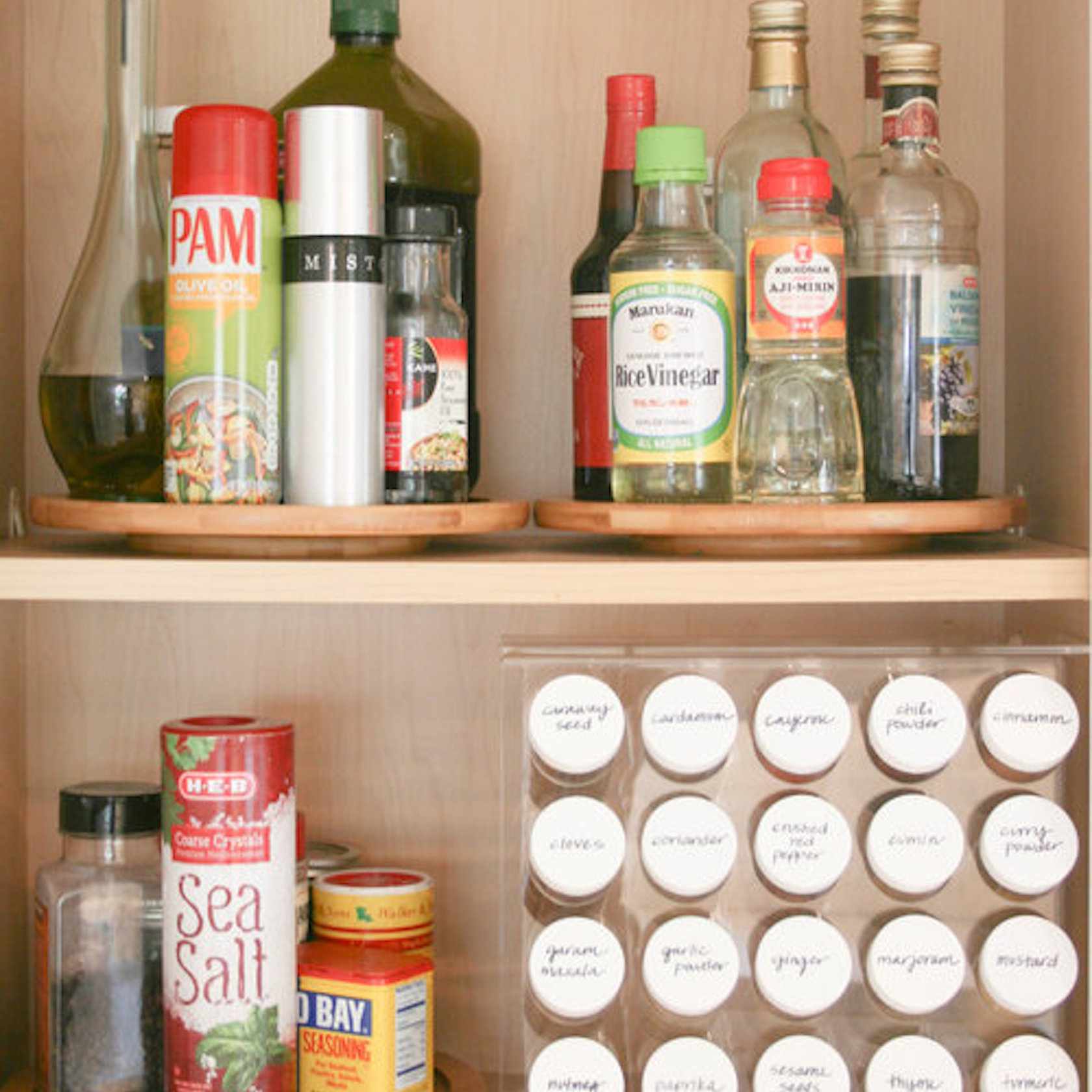 与香料架有组织的食品室。