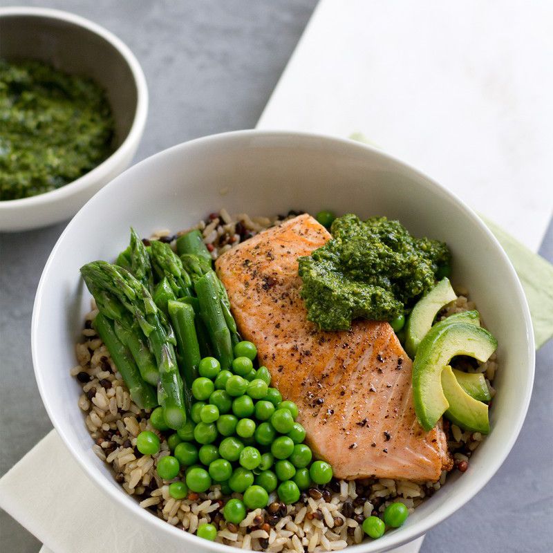 Seared Salmon和Cilantro-腰果全谷物碗