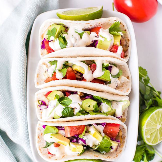 四条鱼炸玉米饼在一块小板上供应