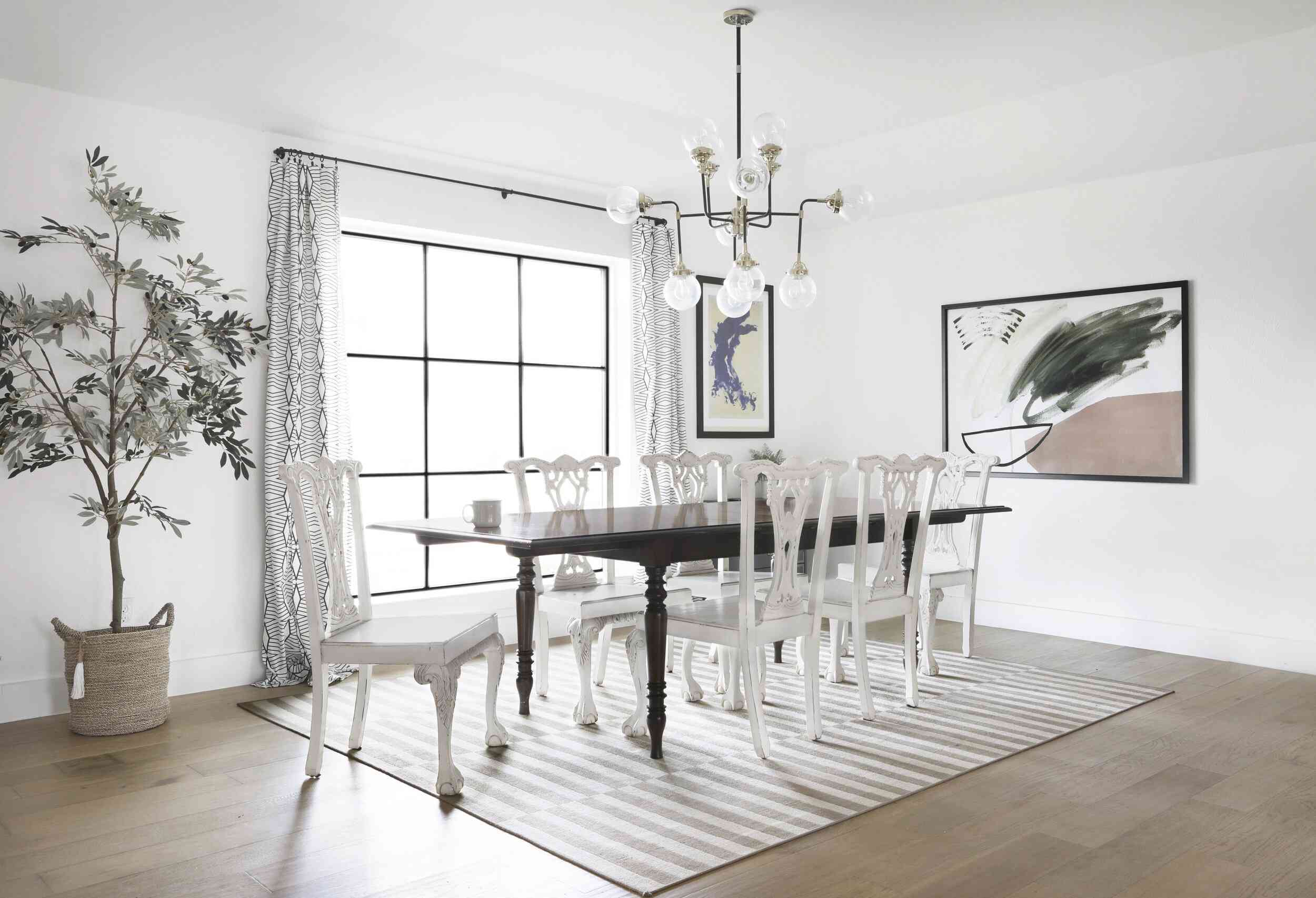 有条纹地毯和图案印花窗帘的餐厅