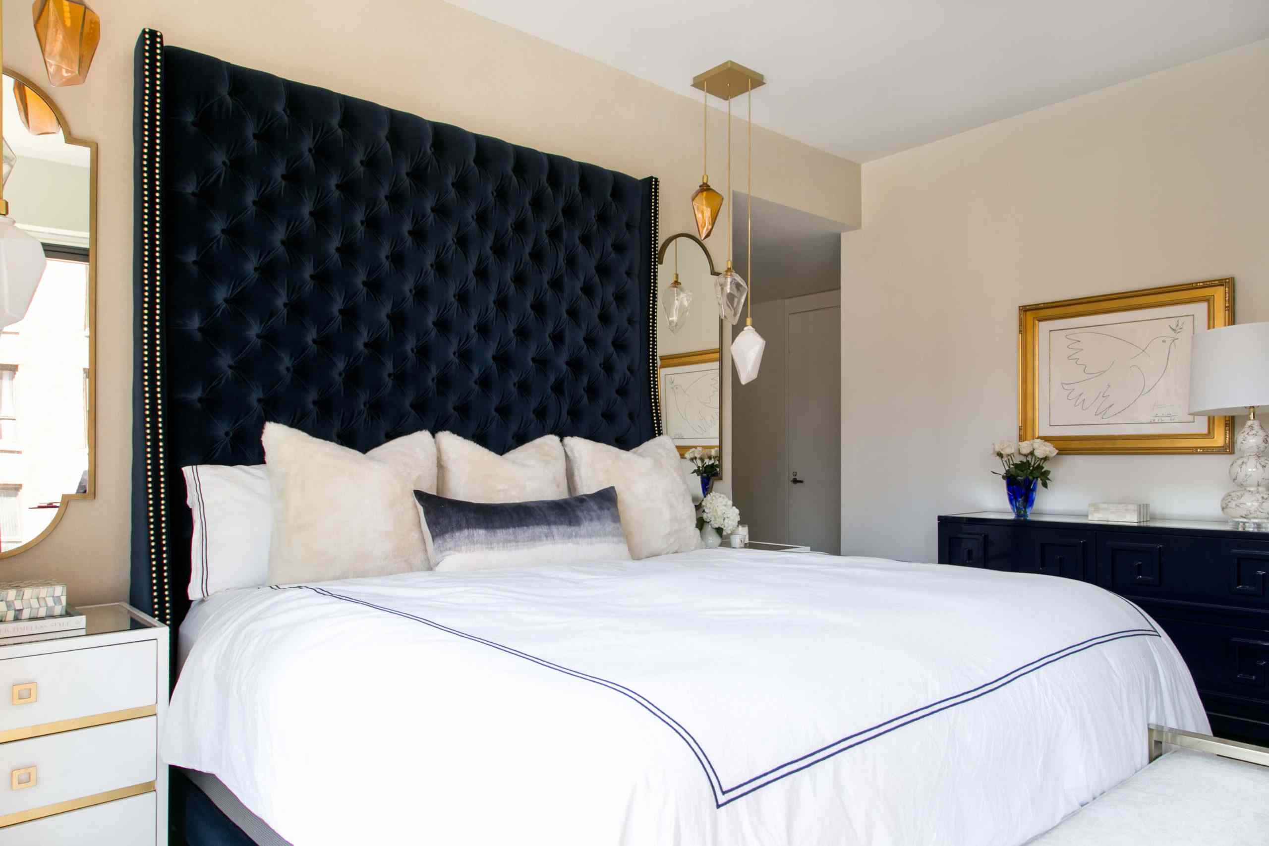 宽敞的卧室配有天鹅绒床头板