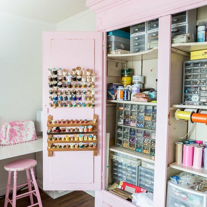 一个粉红色的衣柜，里面摆满了井井有条的工艺品