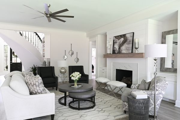 银色和白色的客厅，感觉豪华。