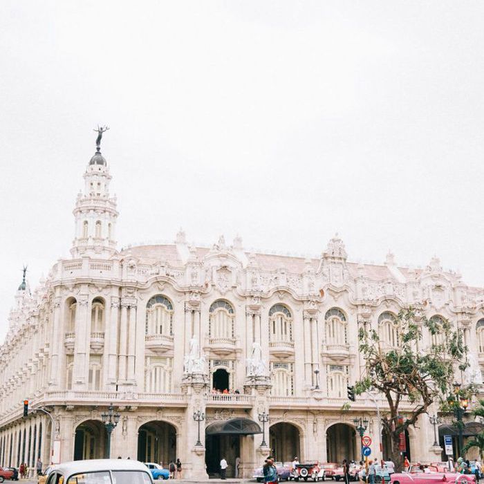 在哈瓦那，古巴街，设有一个经典老车老建筑。