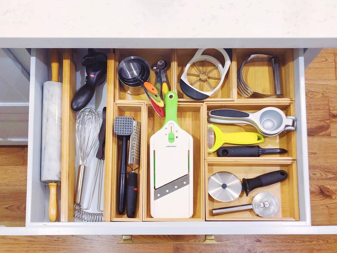 装有烹饪工具的抽屉