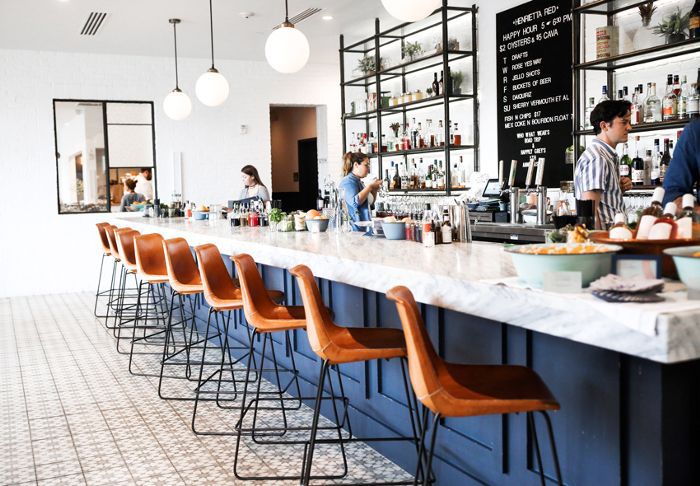 在亨丽埃塔红酒吧