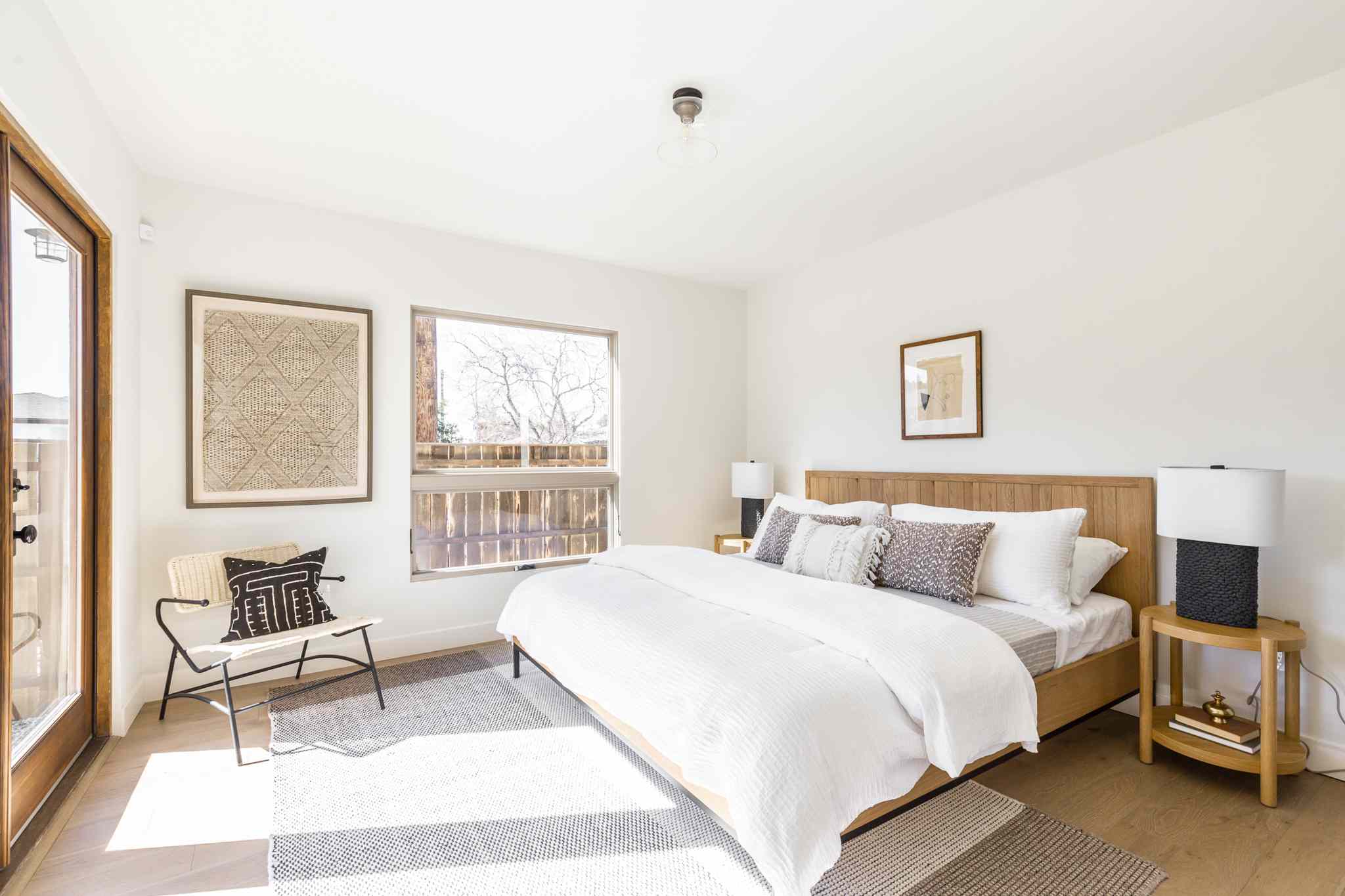 中性卧室，白色被子。