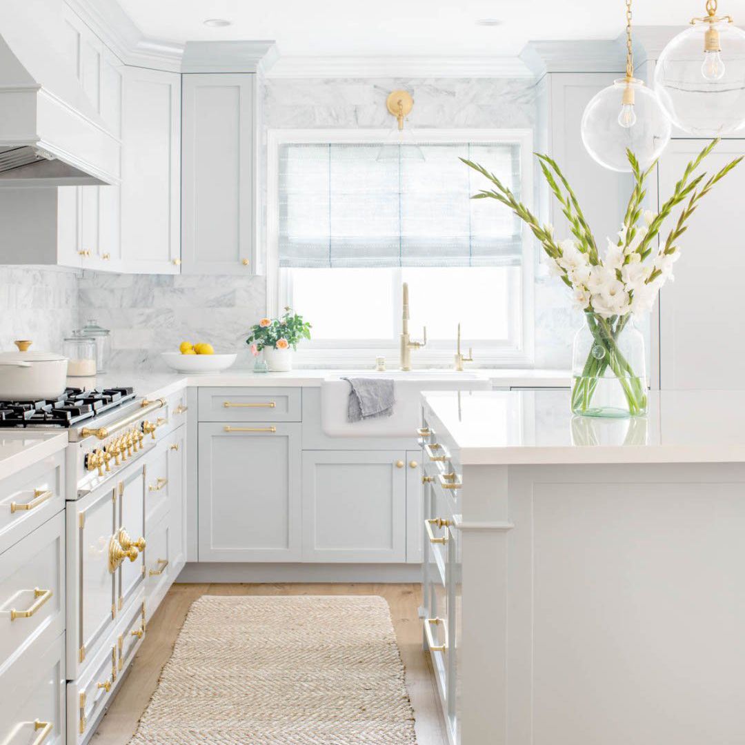 白色的厨房，大理石墙壁