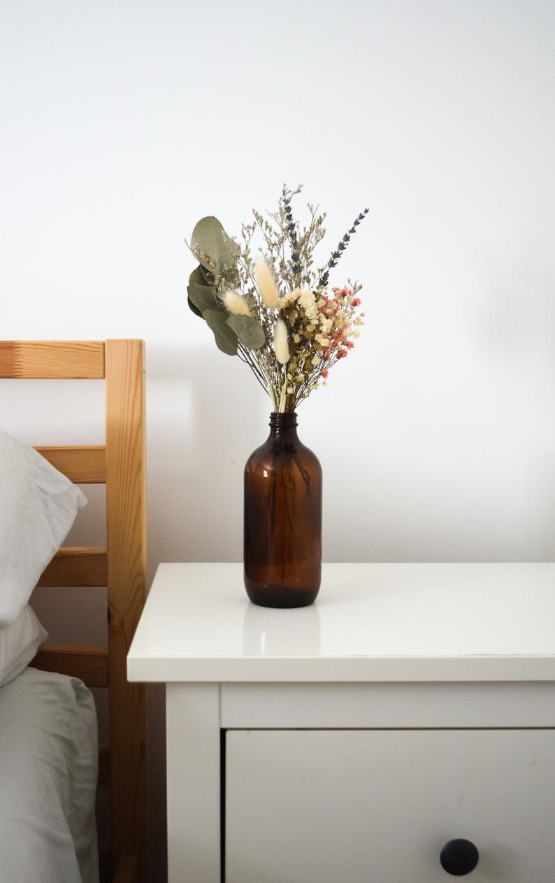 琥珀玻璃器皿中的民间干花