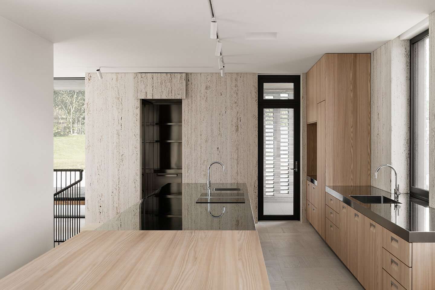 带彩色木柜，大理石装饰和玻璃炉的厨房