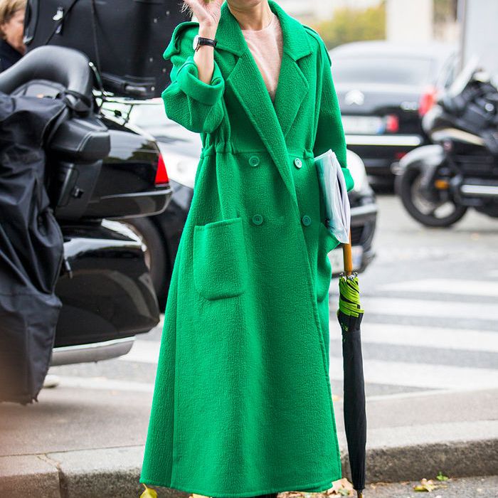 一个职业女性在芭蕾平底鞋