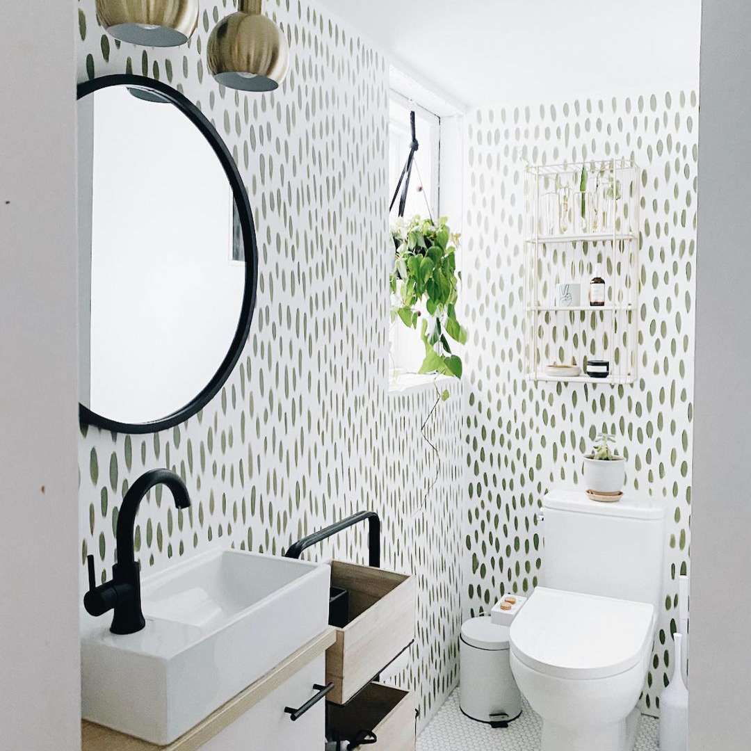 厕所上方的储物区又长又窄