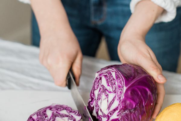 切红卷心菜的女人