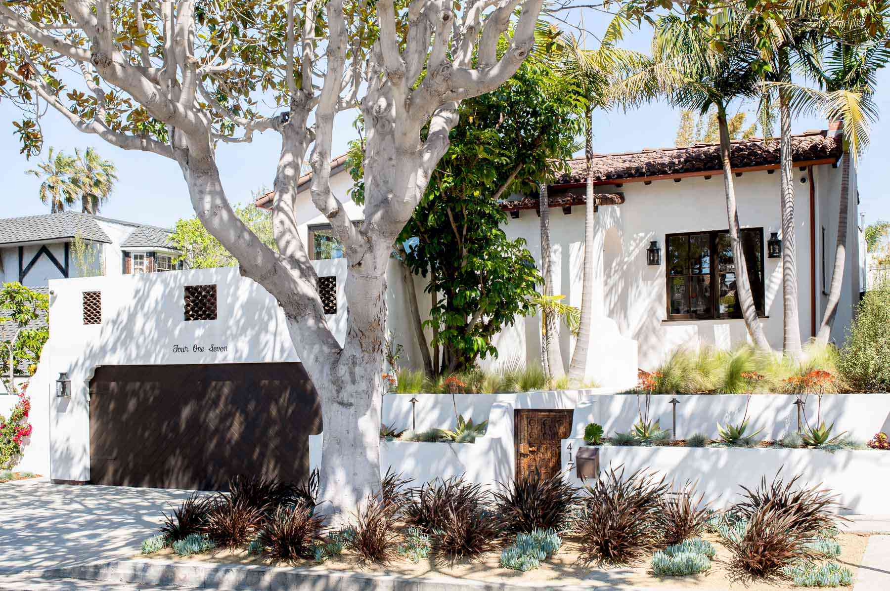 与五颜六色的植物的外部西班牙简易别墅。