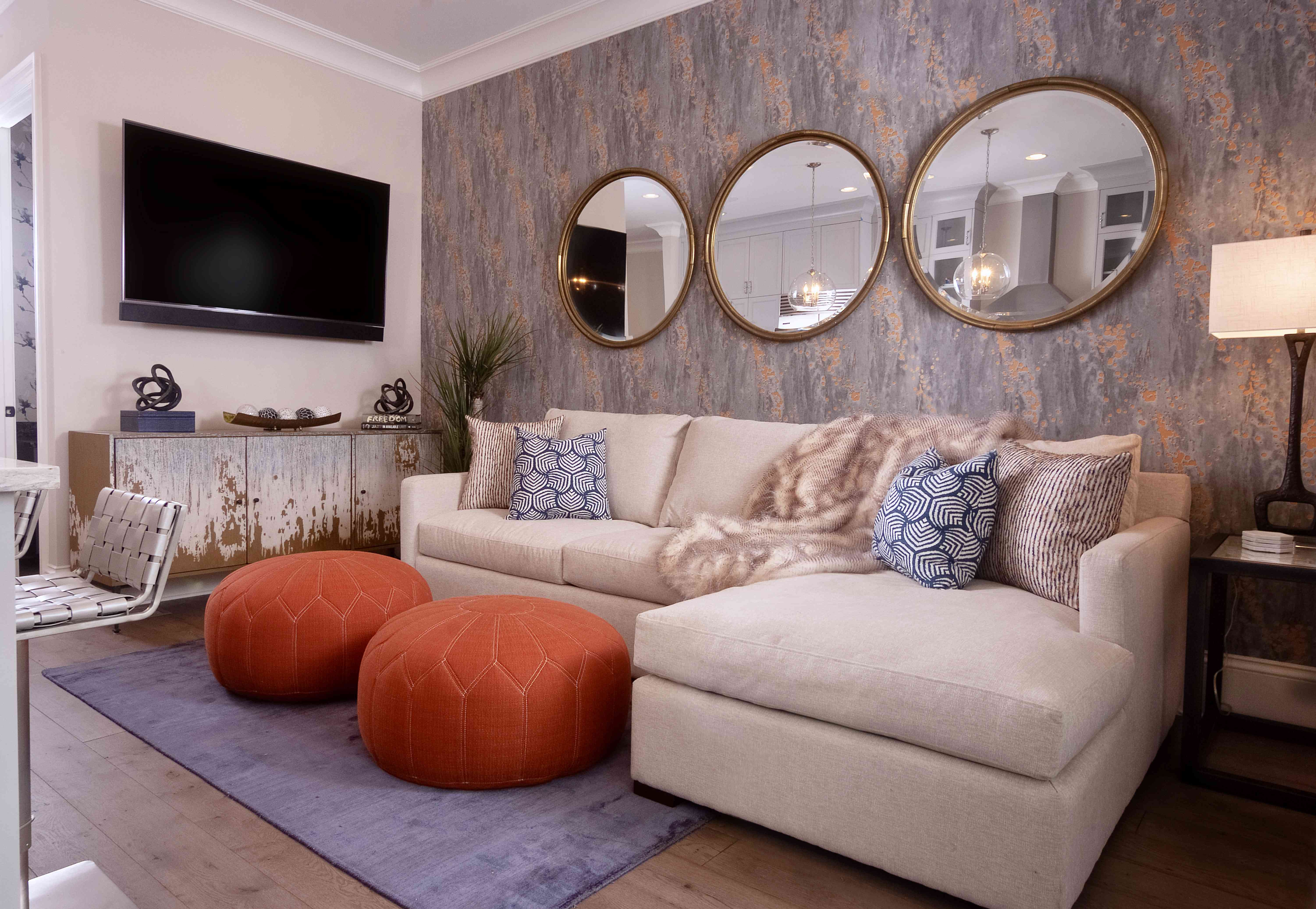 我永远不会忘记的一个房间-室内设计的S&S客厅与橙色的脚垫和纹理墙纸