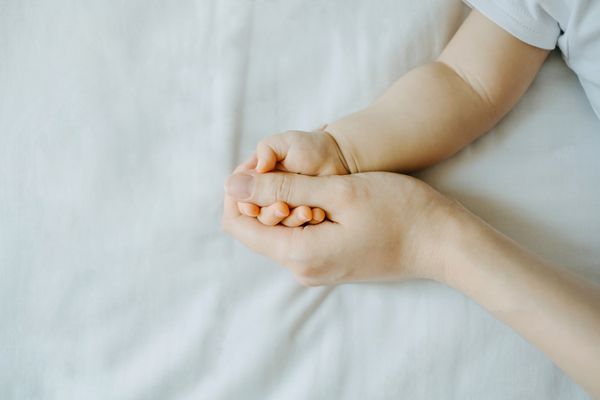 妈妈握着新生儿的手