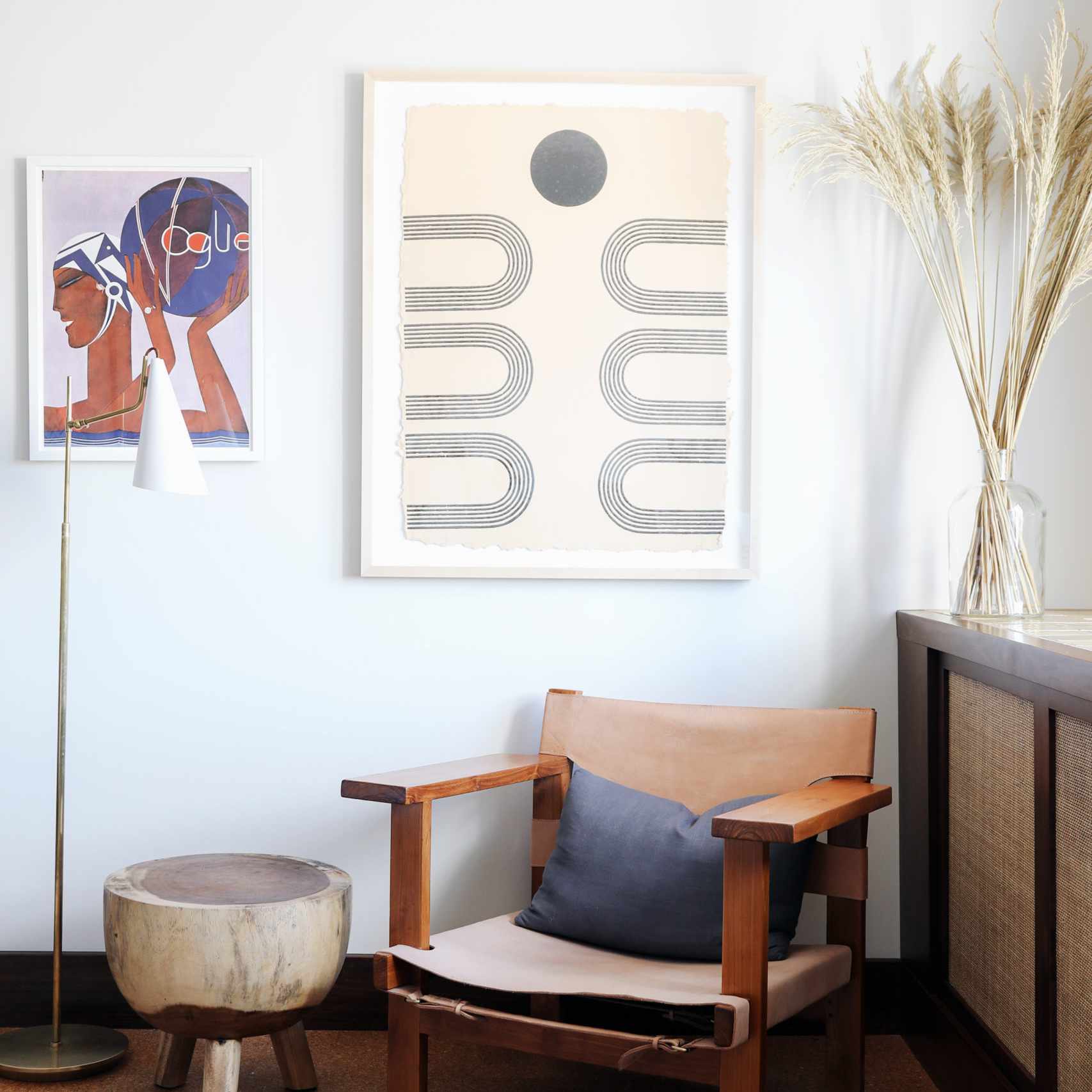 极简风格的房间配有复古椅子和艺术品