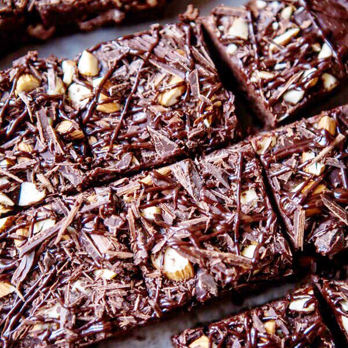 Fudgy鳄梨布朗尼巧克力软糖结霜