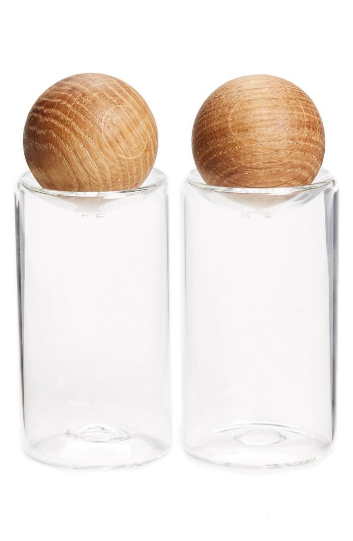 “椭圆形橡木”盐和胡椒瓶