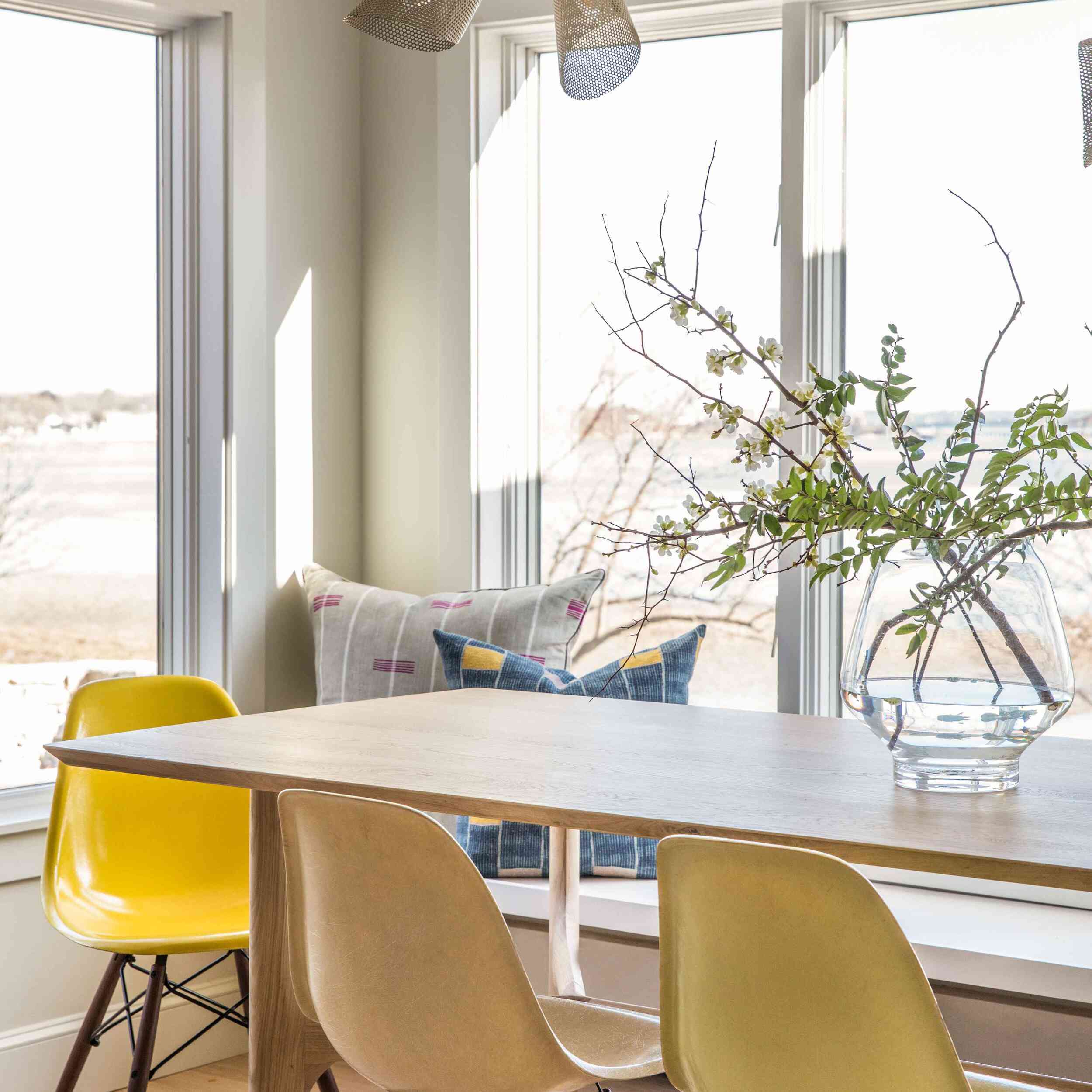 用黄色椅子和五颜六色的扔枕头的用餐室