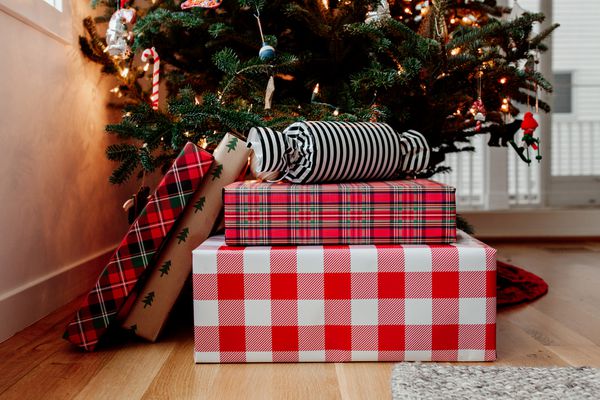 圣诞礼物在树下。