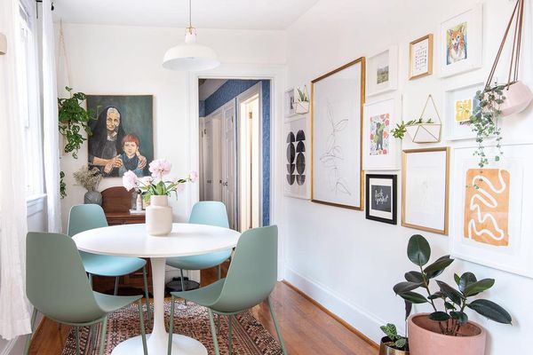 公寓餐厅与大型画廊墙。