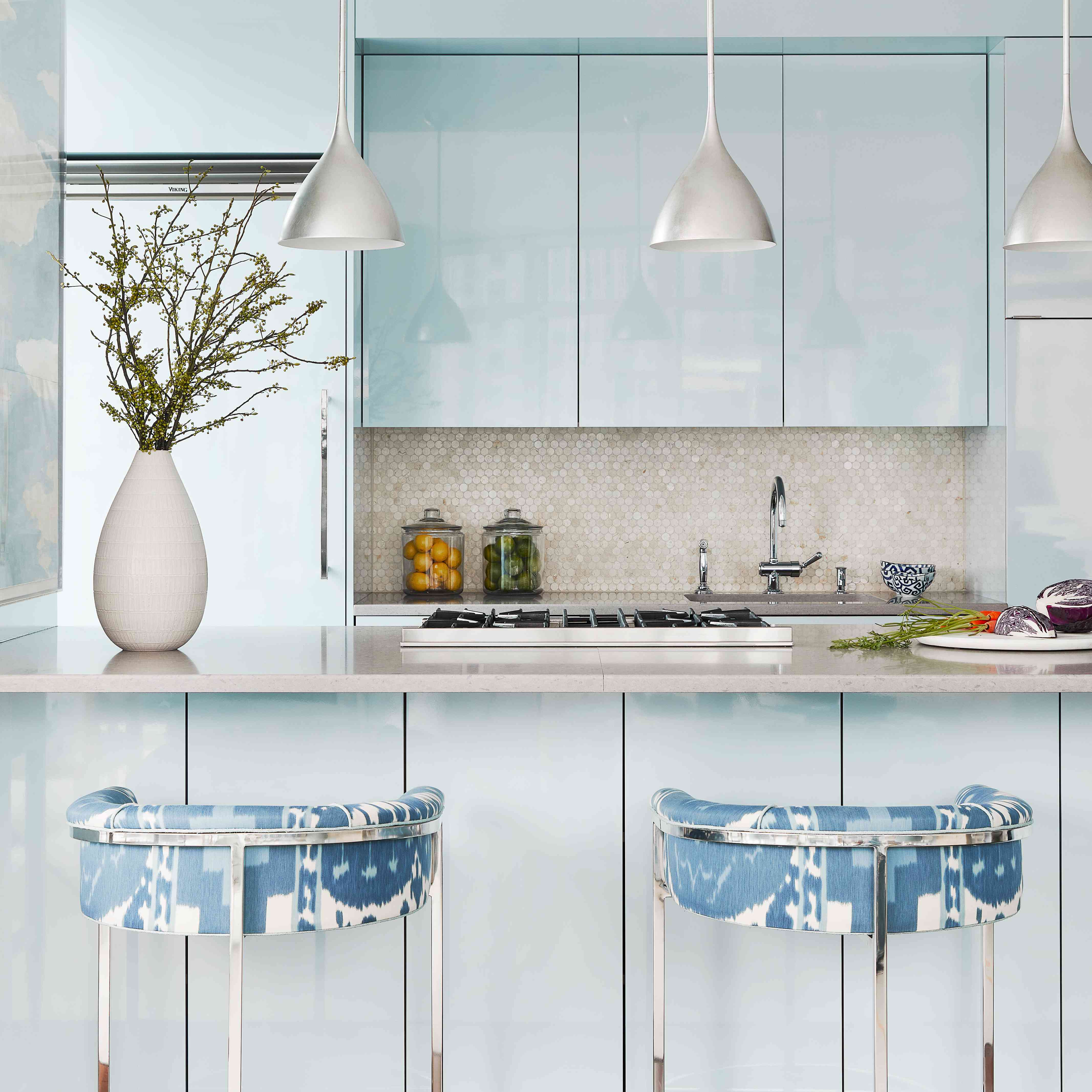 蓝色的厨柜和带图案的高脚凳。