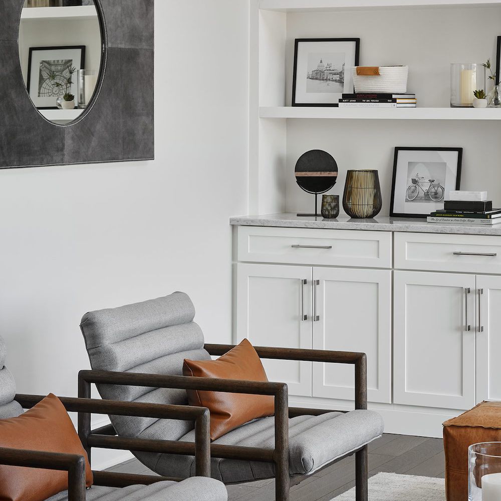 带锡特，棕色和板岩灰色装饰的起居室