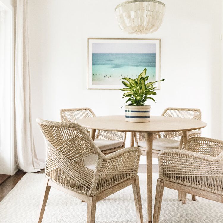 一张圆餐桌，上面有一个蓝白条纹的花盆，里面种着一种引人注目的植物