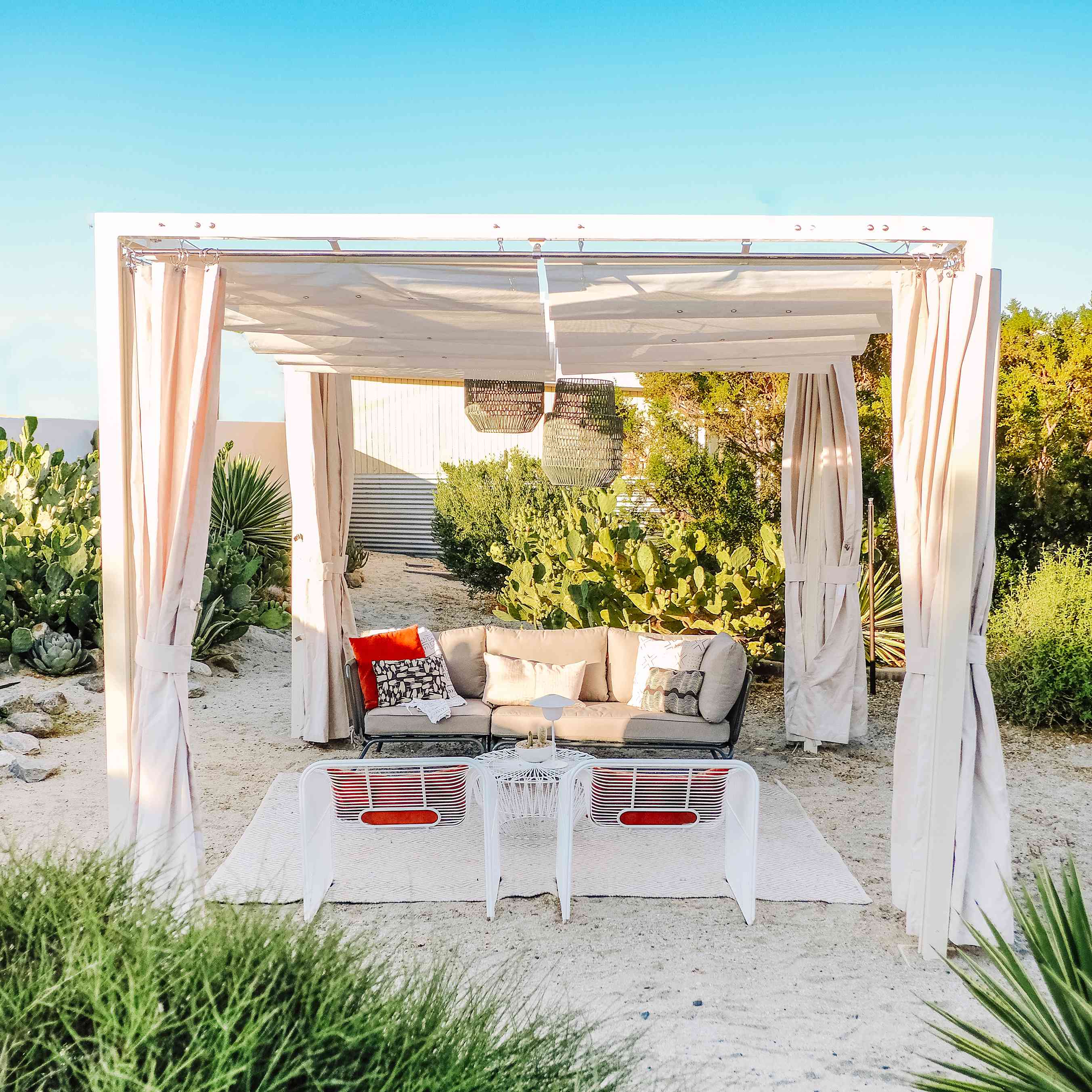 覆盖着凉棚的户外露台